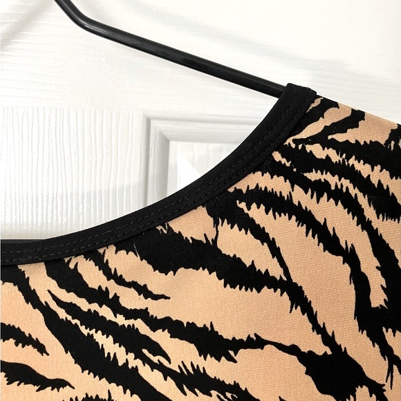 Women’s attractive Tiger print blouse size 1X, 3/4 sleeves, stretch, neckline. - Picture 3 of 15